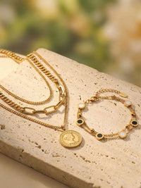 Aurelia Muenze Kette Set mit passendem Armband auf Travertin Stein Schmuck Kombination 18K vergoldet
