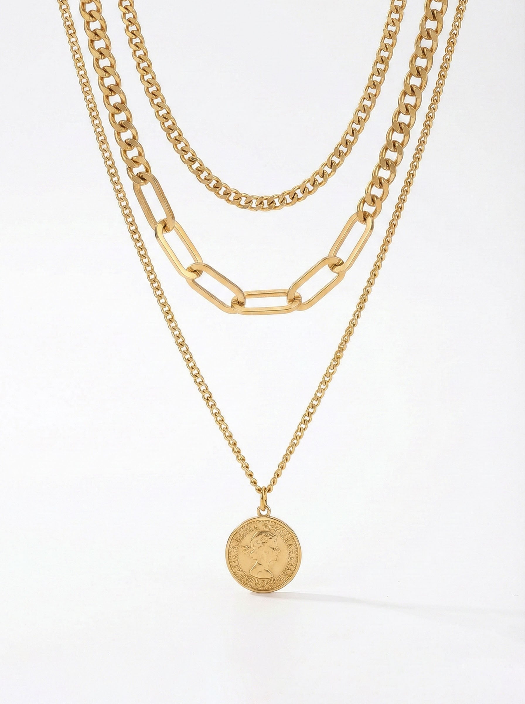 Aurelia Münzkette Produktbild - dreireihige 18K vergoldete Layering-Halskette mit Queen Elizabeth Münzanhänger auf weißem Hintergrund
