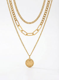 Aurelia Münzkette Produktbild - dreireihige 18K vergoldete Layering-Halskette mit Queen Elizabeth Münzanhänger auf weißem Hintergrund