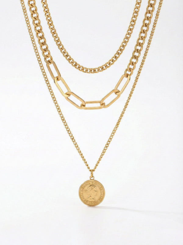 Aurelia Münzkette Produktbild - dreireihige 18K vergoldete Layering-Halskette mit Queen Elizabeth Münzanhänger auf weißem Hintergrund