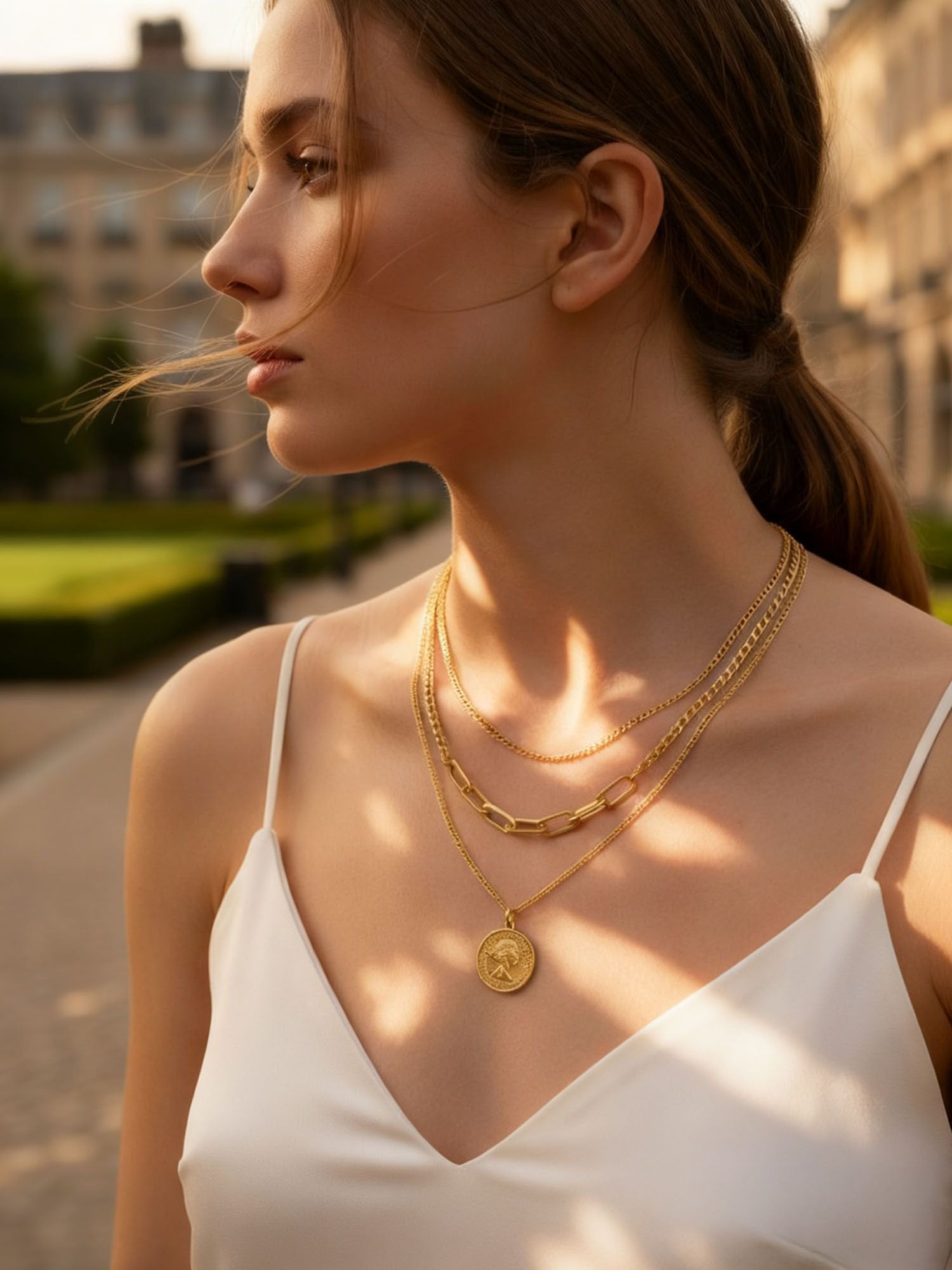 Münzkette Aurelia am Hals getragen - Goldene Layering-Halskette mit vintage Münz-Charm und verschiedenen Kettendesigns