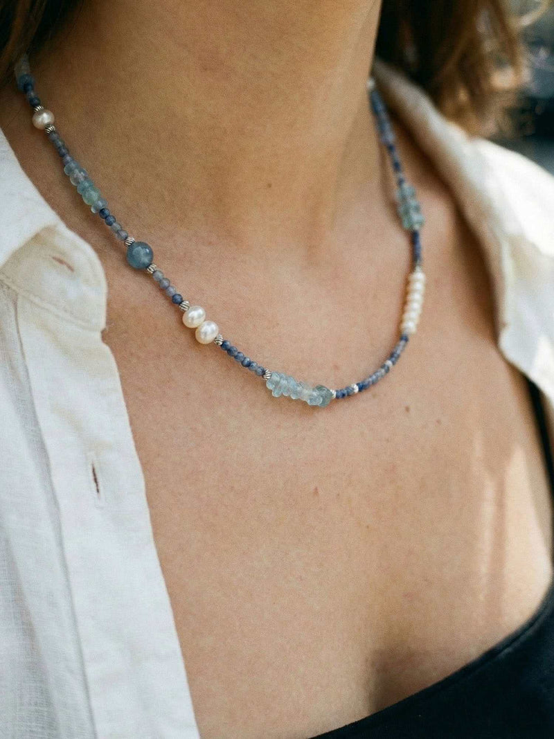 Kette Blaustreifenstein Wuerfel – Detailaufnahme am Hals getragen, Nahaufnahme Anhaenger und Perlen
