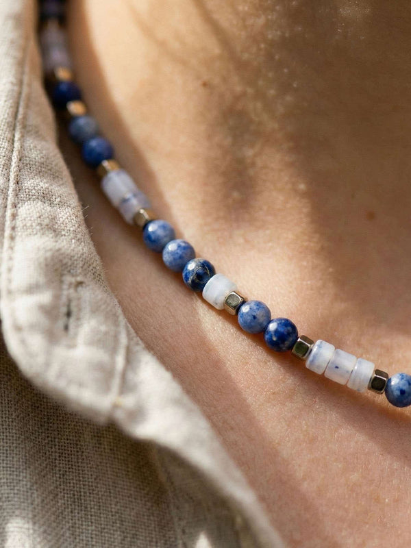 Kette Blauviolett Naturstein – Detailaufnahme am Hals getragen, Nahaufnahme Anhaenger und Perlen