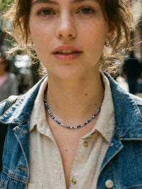 Kette Blauviolett Naturstein – von Model getragen, Boho Halskette Styling im Alltag