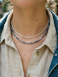 Kette Blauviolett Naturstein – von Model getragen, Boho Halskette Styling im Alltag