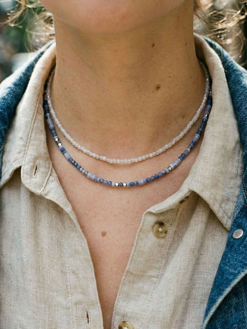 Kette Blauviolett Naturstein – von Model getragen, Boho Halskette Styling im Alltag