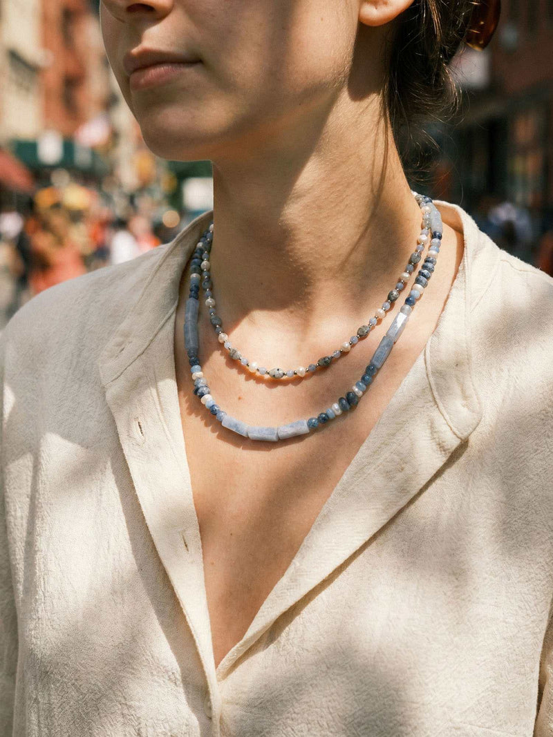 Kette Blauweiss Wuerfel – Detailaufnahme am Hals getragen, Nahaufnahme Anhaenger und Perlen
