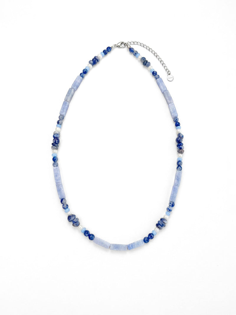 Kette Blauweiss Wuerfel – Produktbild auf weissem Hintergrund, Naturstein Halskette, Boho Schmuck