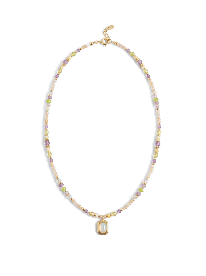 Brezza Dolce – Pastell Steinkette mit Mondstein-Anhänger – Lifestyle 3
