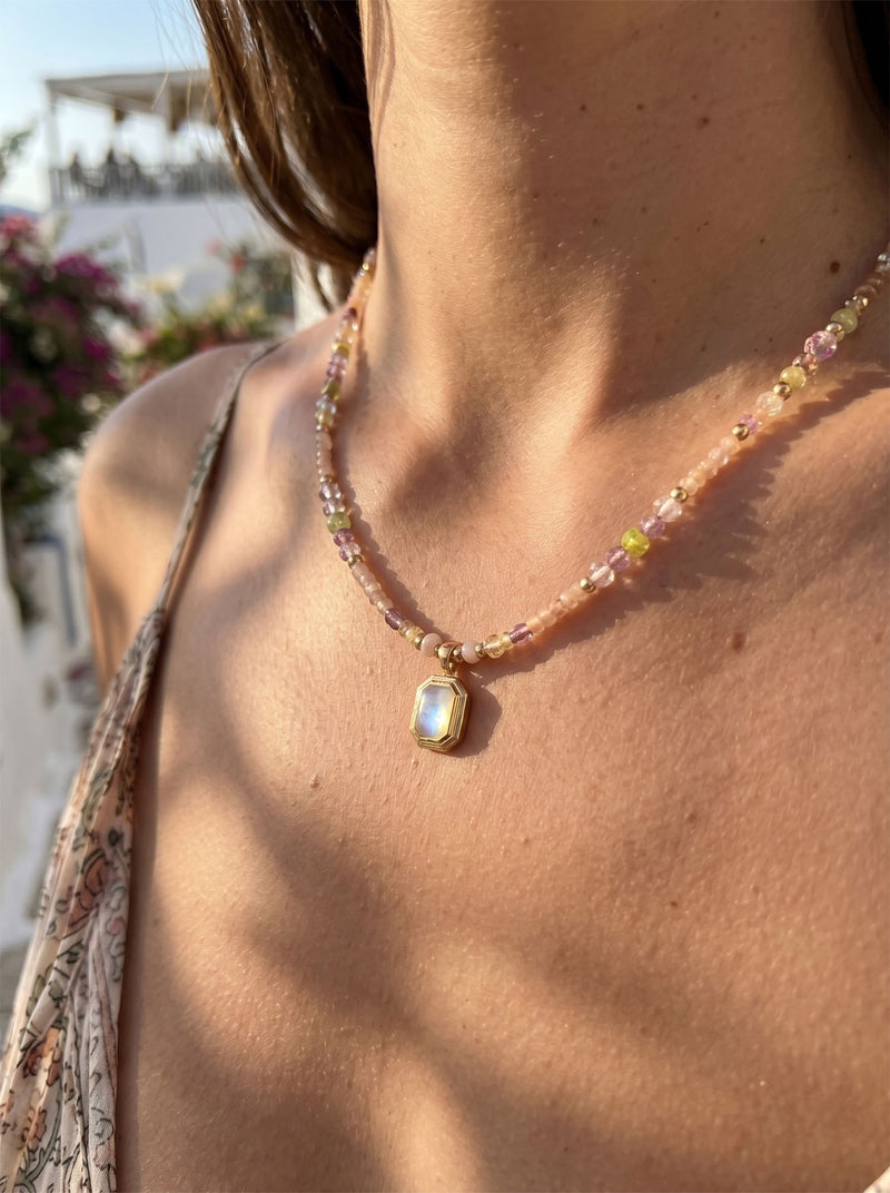 Brezza Dolce – Pastell Steinkette mit Mondstein-Anhänger – Lifestyle 9