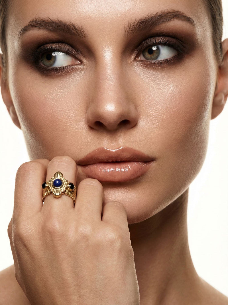 Byzantine Lapislazuli-Ring Gold am Finger getragen