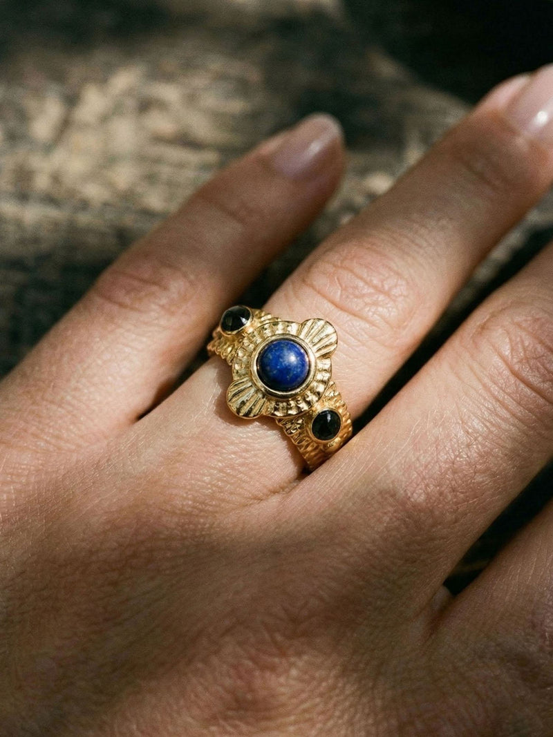 Byzantine Lapislazuli-Ring Gold Handansicht Nahaufnahme