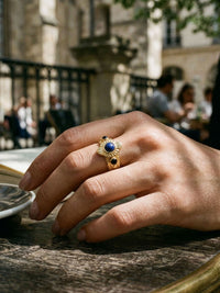 Byzantine Lapislazuli-Ring Gold Lifestyle-Setting im Cafe