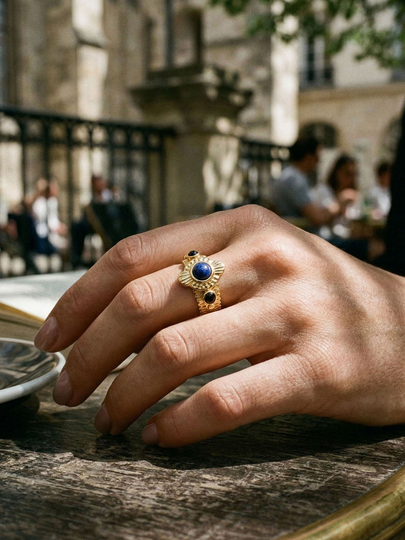 Byzantine Lapislazuli-Ring Gold Lifestyle-Setting im Cafe