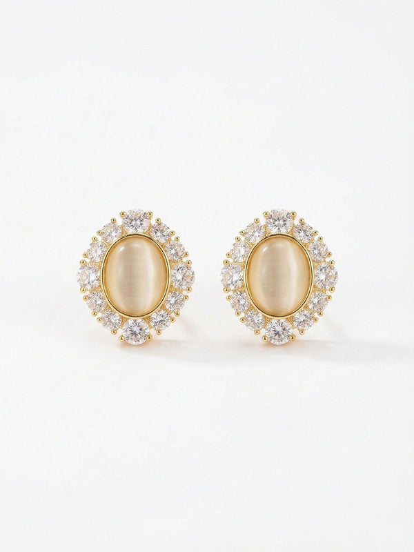 Celestia Ohrringe Paar – 18K vergoldete Katzenauge-Ohrstecker mit Zirkonia-Rahmen, Frontalansicht auf weiss