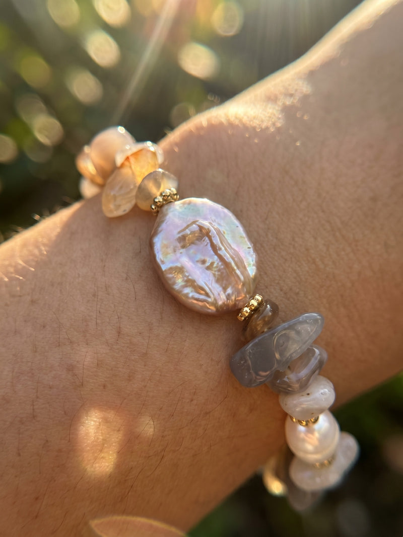 Armband Coastal Dream – Naturstein Armband mit Süßwasserperlen und barocker Perle, 18K vergoldet – Detailaufnahme, Nahaufnahme