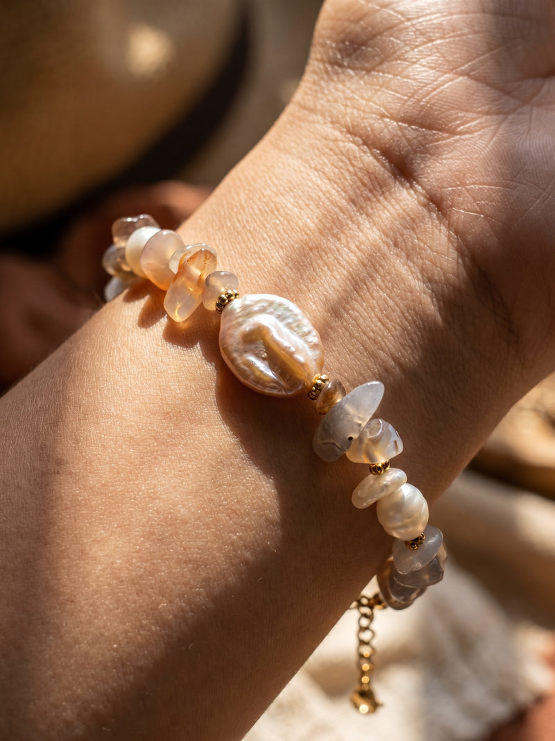 Armband Coastal Dream – Naturstein Armband mit Süßwasserperlen und barocker Perle, 18K vergoldet – Detailaufnahme, Nahaufnahme