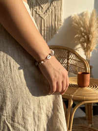 Armband Coastal Dream – Naturstein Armband mit Süßwasserperlen und barocker Perle, 18K vergoldet – Lifestyle-Aufnahme