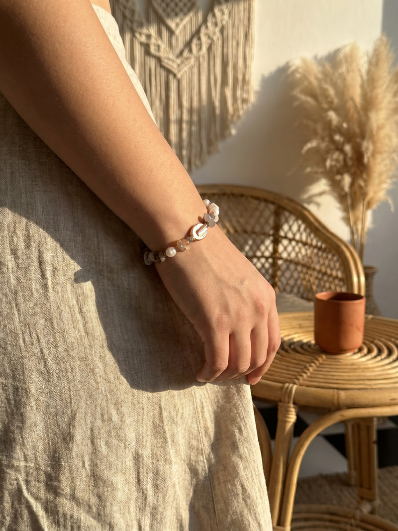 Armband Coastal Dream – Naturstein Armband mit Süßwasserperlen und barocker Perle, 18K vergoldet – Lifestyle-Aufnahme