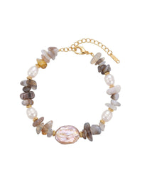 Armband Coastal Dream – Naturstein Armband mit Süßwasserperlen und barocker Perle, 18K vergoldet – weißer Hintergrund