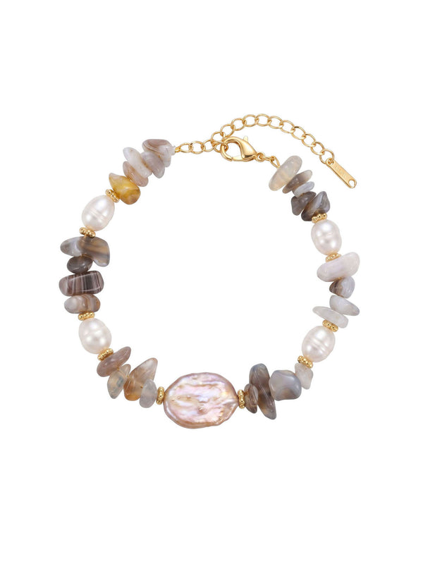 Armband Coastal Dream – Naturstein Armband mit Süßwasserperlen und barocker Perle, 18K vergoldet – weißer Hintergrund
