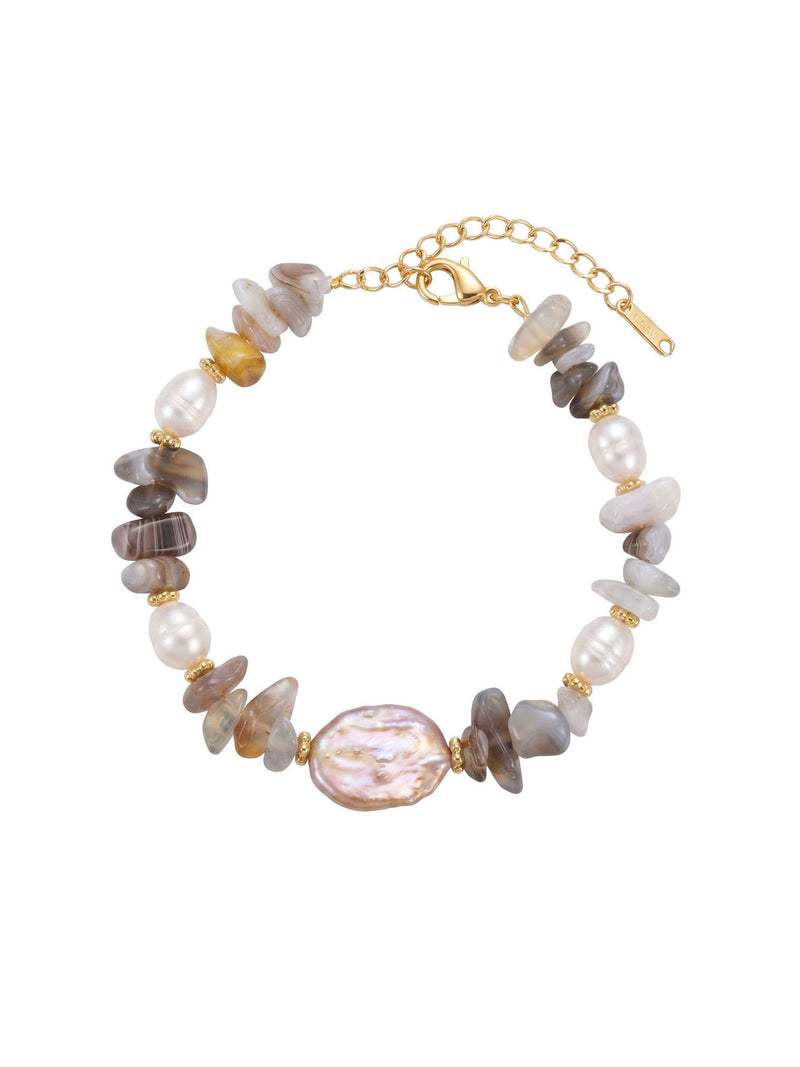 Armband Coastal Dream – Naturstein Armband mit Süßwasserperlen und barocker Perle, 18K vergoldet – weißer Hintergrund