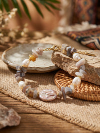 Armband Coastal Dream – Naturstein Armband mit Süßwasserperlen und barocker Perle, 18K vergoldet – Produktansicht im Stillleben