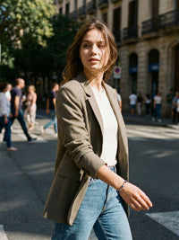 Deep Sea Armband getragen von Model auf der Strasse – koenigsblaues Steinarmband zum laessigen Blazer-Look
