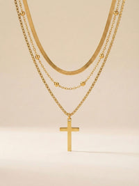 Devotion Kreuz Kette Flatlay – mehrreihige Glaubenskette in stilvoller Umgebung