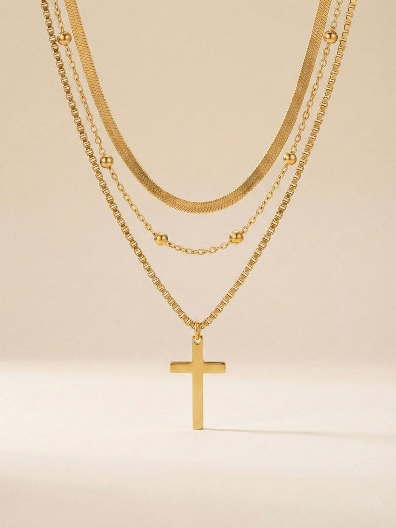 Devotion Kreuz Kette Flatlay – mehrreihige Glaubenskette in stilvoller Umgebung