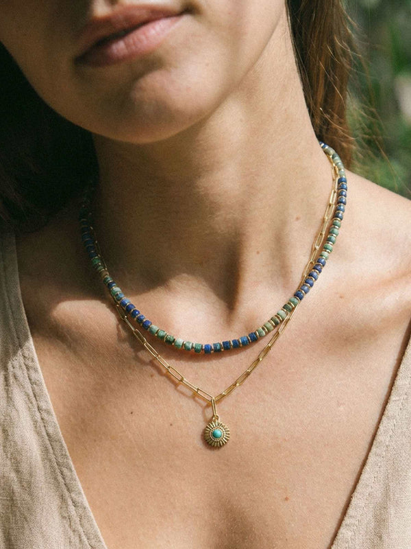 Boho Layering Kette mit Tuerkis getragen - natuerliche Umgebung Schmuckfotografie