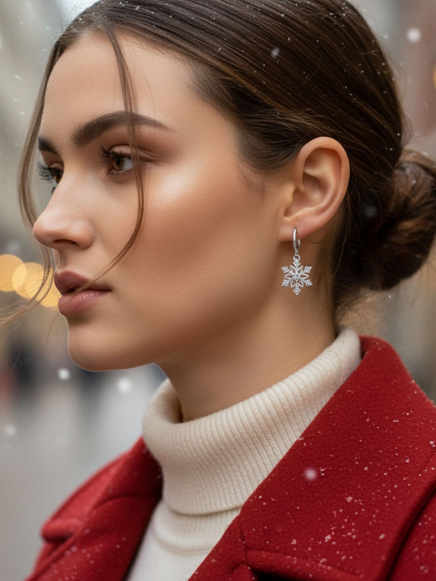 DREHBARE Schneeflocken-Ohrringe Detailansicht getragen – silberne drehbare Schneeflocken-Ohrringe Nahaufnahme am Ohr im Winter