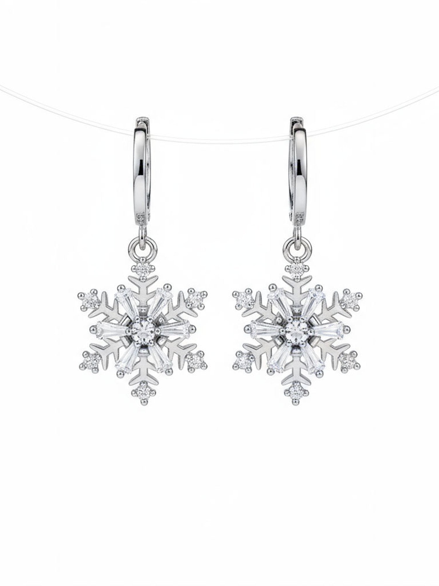 DREHBARE Schneeflocken-Ohrringe Produktfoto – silberfarbene drehbare Schneeflocken-Creolen mit Zirkonia-Kristallen auf weißem Hintergrund