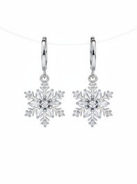 DREHBARE Schneeflocken-Ohrringe Produktfoto – silberfarbene drehbare Schneeflocken-Creolen mit Zirkonia-Kristallen auf weißem Hintergrund