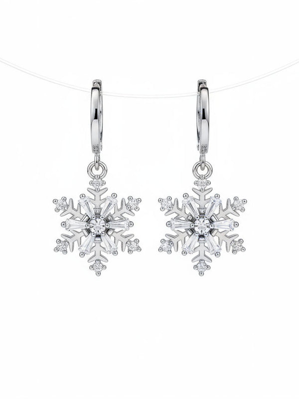 DREHBARE Schneeflocken-Ohrringe Produktfoto – silberfarbene drehbare Schneeflocken-Creolen mit Zirkonia-Kristallen auf weißem Hintergrund