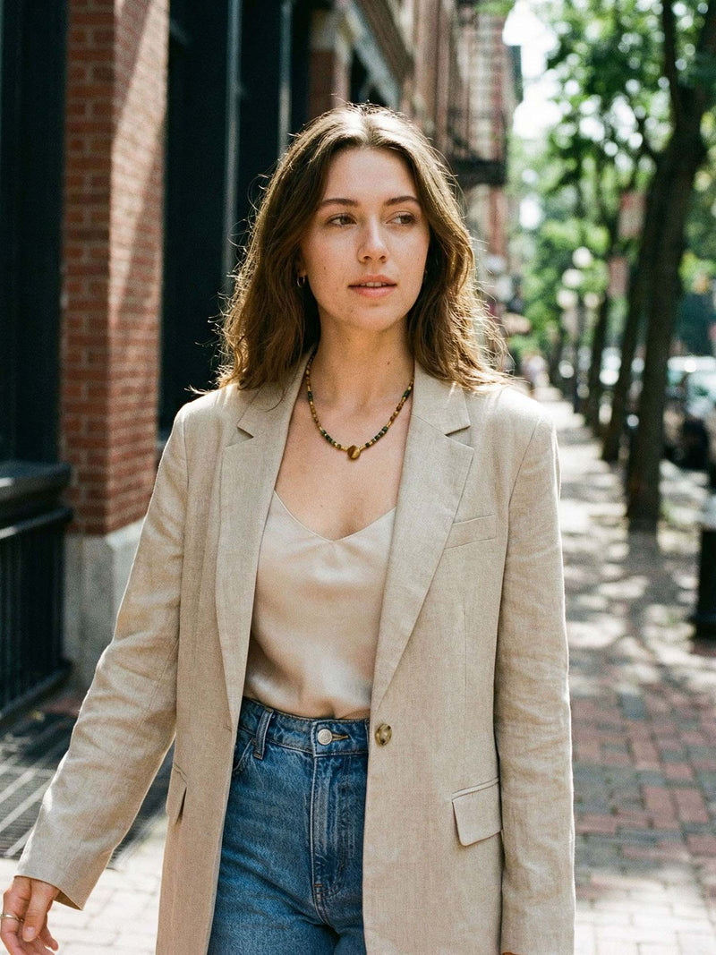 Kette Dreieck Tropfen – von Model getragen, Boho Halskette Styling im Alltag