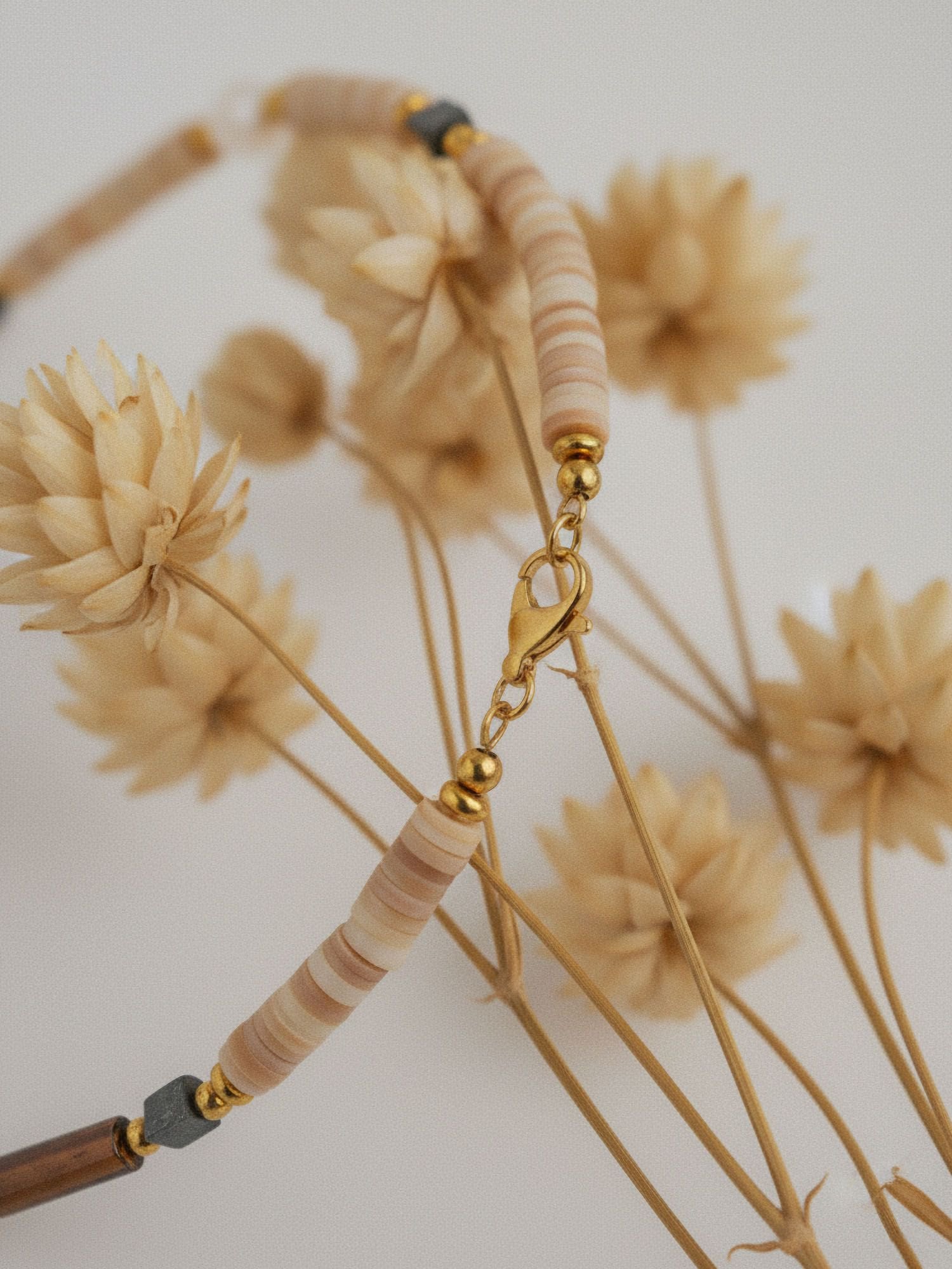 Earthlines Boho-Kette Verschlussdetail - Handgefertigte Perlenkette mit Heishi-Perlen in Erdtönen und goldenem