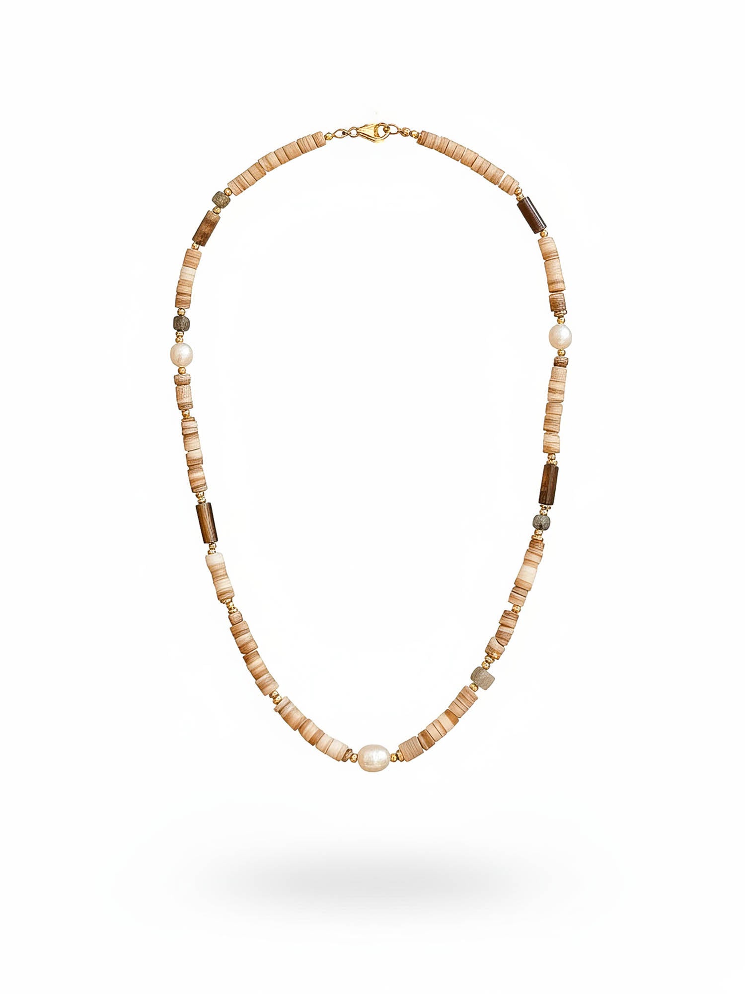 Earthlines Boho-Kette Produktbild – Heishi-Perlenkette mit Naturholzperlen, Süßwasserperlen und Goldakzenten auf weißem Hintergrund