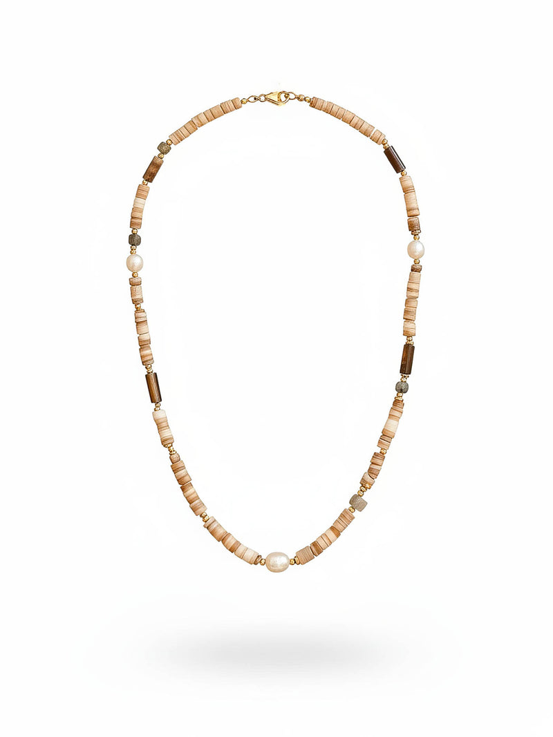 Earthlines Boho-Kette Produktbild – Heishi-Perlenkette mit Naturholzperlen, Süßwasserperlen und Goldakzenten auf weißem Hintergrund