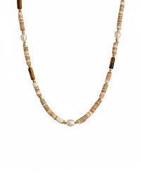 Earthlines Halskette Vollansicht – handgefertigte Boho-Kette mit natürlichen Holz- und Muschelperlen in Erdtönen