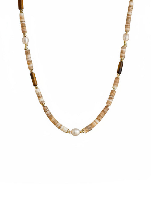 Earthlines Halskette Vollansicht – handgefertigte Boho-Kette mit natürlichen Holz- und Muschelperlen in Erdtönen