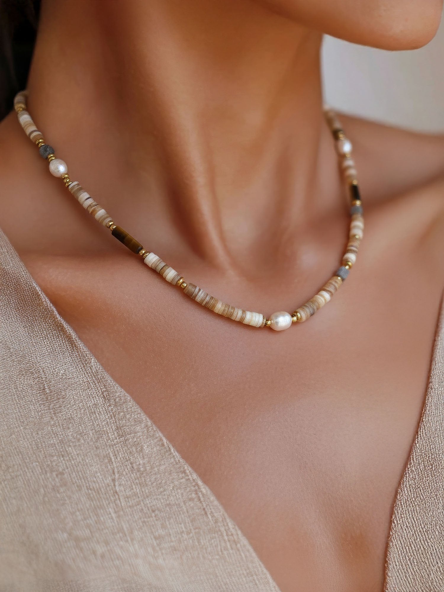 Earthlines Boho-Kette am Hals getragen - Natürliche Perlenkette mit warmem Farbverlauf elegant am Dekolleté