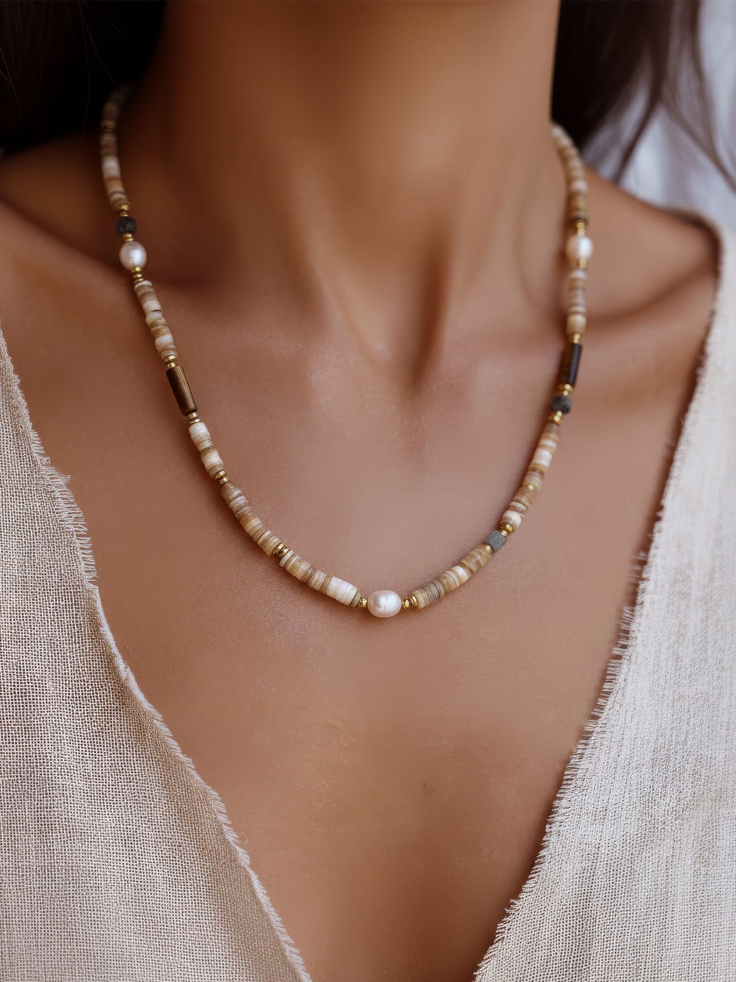 Earthlines Halskette Trageansicht - Handgefertigte Boho-Kette mit Heishi-Perlen und Süßwasserperlen getragen