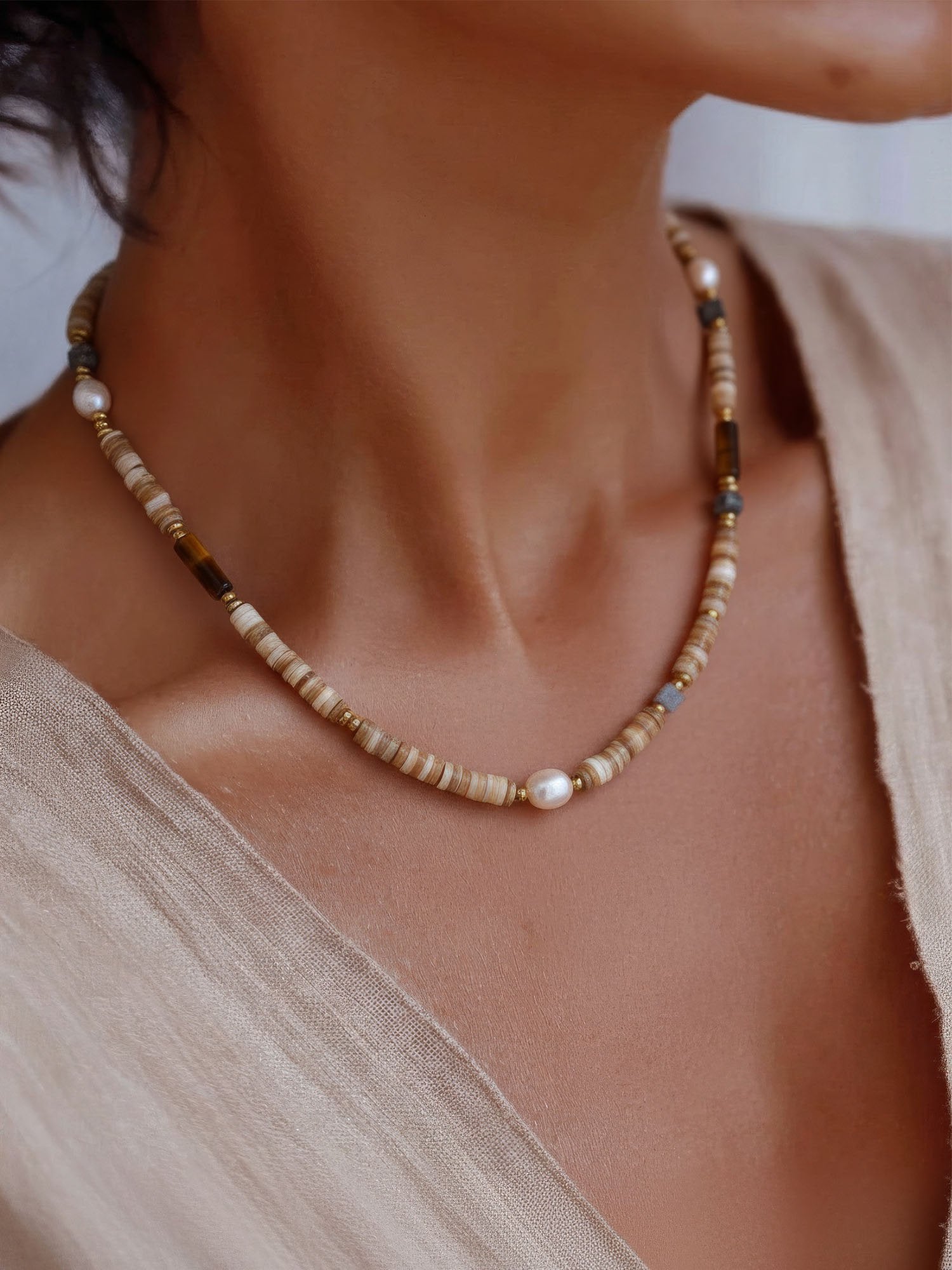 Earthlines Boho-Kette Lifestyle - Natürliche Perlenkette mit Farbverlauf in warmen Erdtönen elegant kombiniert