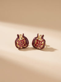 EH53: Rote Granatapfel-Ohrstecker mit goldfarbenen Konturen als Paar auf beigefarbenem Untergrund.