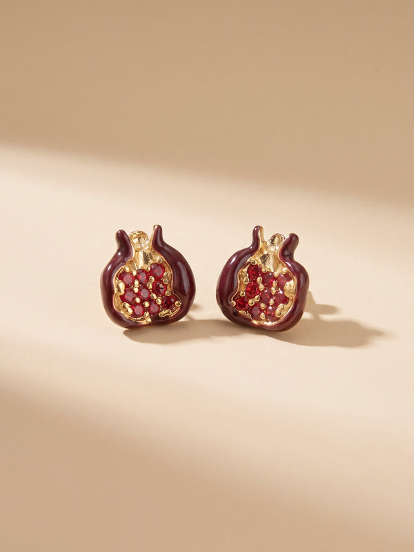EH53: Rote Granatapfel-Ohrstecker mit goldfarbenen Konturen als Paar auf beigefarbenem Untergrund.