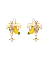 EH54: Bananen-Ohrringe mit funkelnden Details und goldfarbenen Sternanhängern auf weißem Hintergrund.