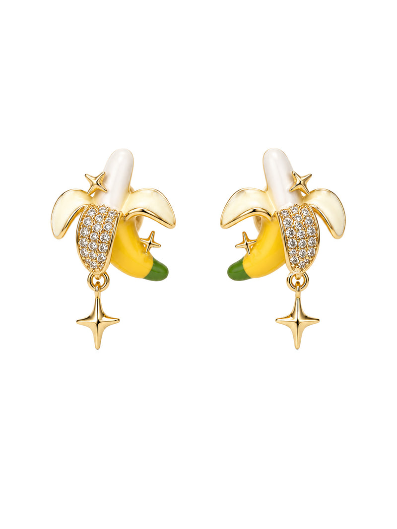 EH54: Bananen-Ohrringe mit funkelnden Details und goldfarbenen Sternanhängern auf weißem Hintergrund.