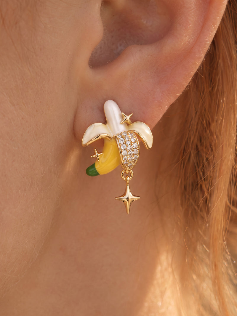 EH54: Nahaufnahme des Bananenmotivs mit gelben und grünen Details und kleinem Stern, am Ohr getragen.