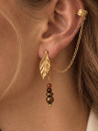 EH57: Nahaufnahme des strukturierten Blattsteckers, braunen Perlenanhängers und verbundenen Ear-Cuffs am Ohr.